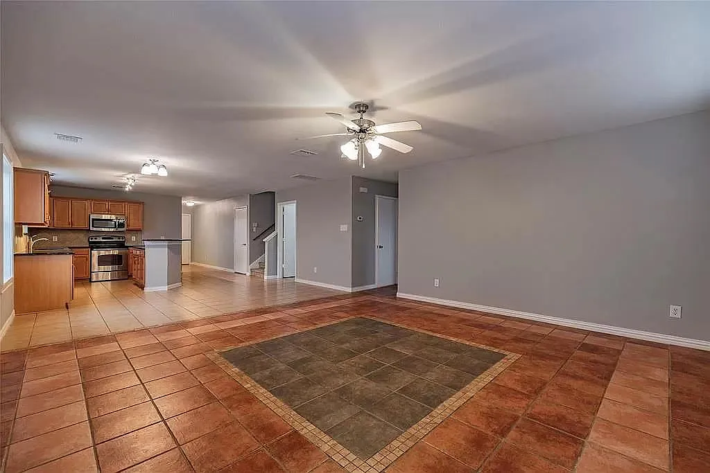 5 bed, 2727 sqft, $2,500 — Photo 4