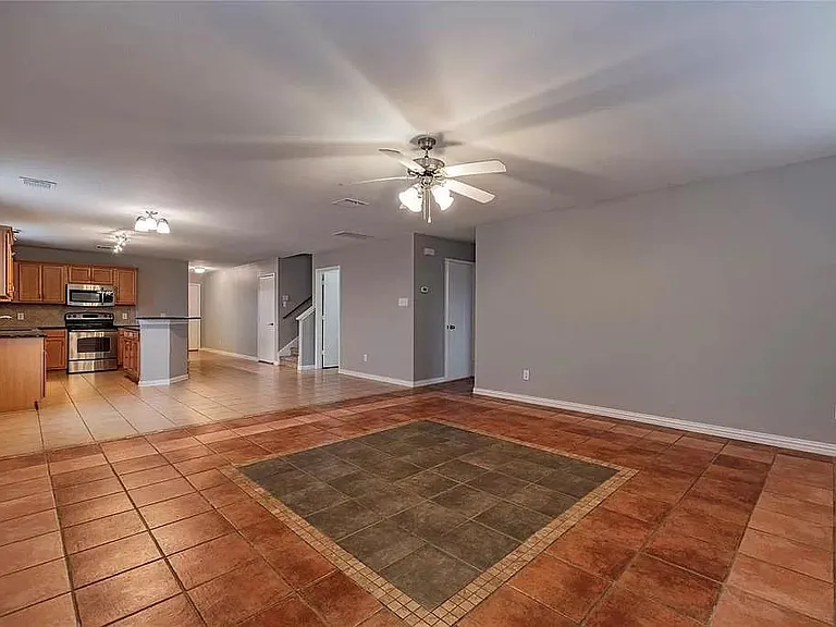 1208 Angelina Dr — Photo 4
