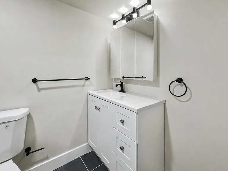 200 E Maple Ave — Photo 49