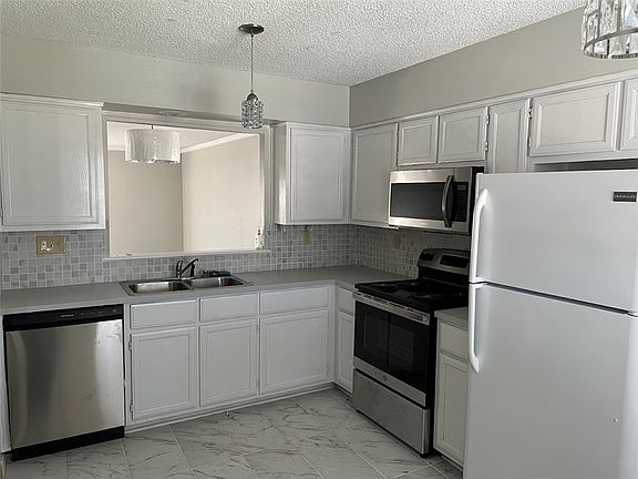 3rd image of 6 Eleanor Ln