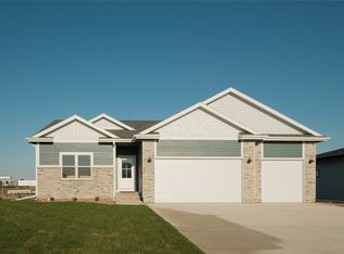 17558 Brookview Dr, Urbandale, IA 50323