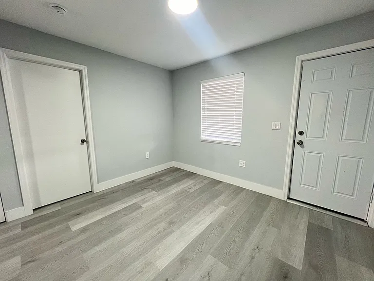 St George Apartments — Photo 36
