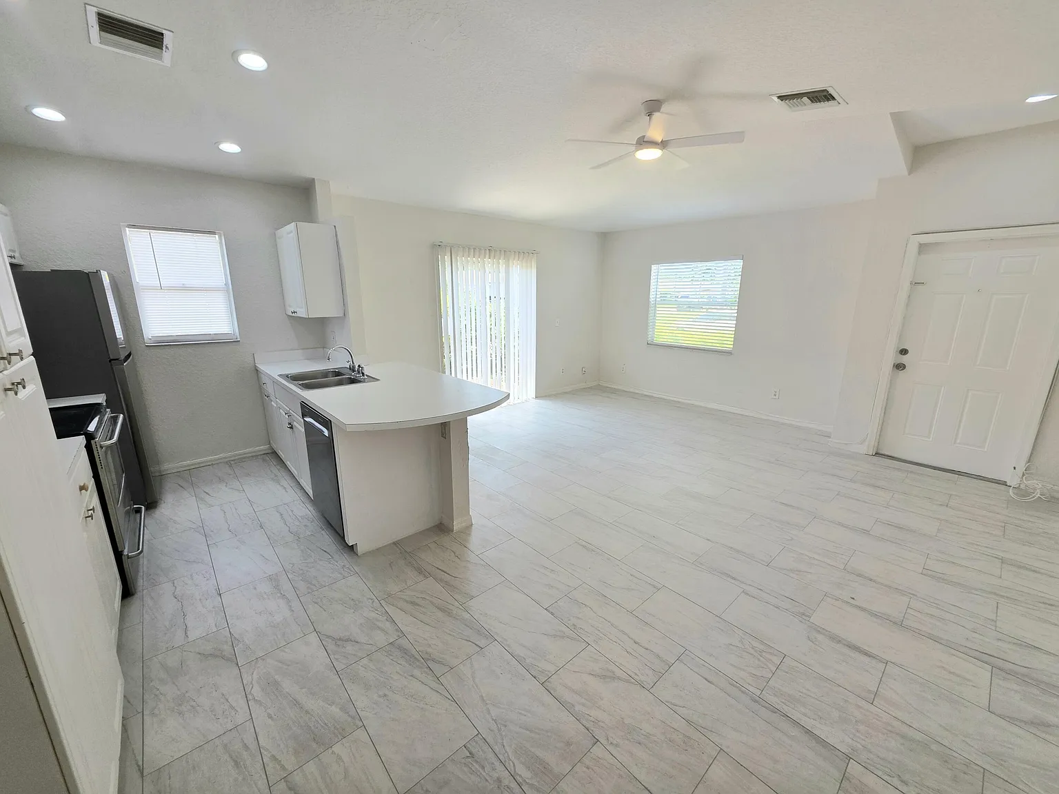 3 bed, 2.0 bath, 1084 sqft, $2,755 — Photo 3