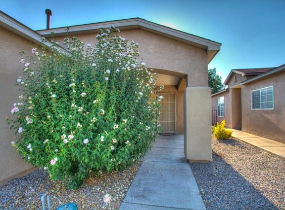 3rd image of 419 Luminoso Dr NW