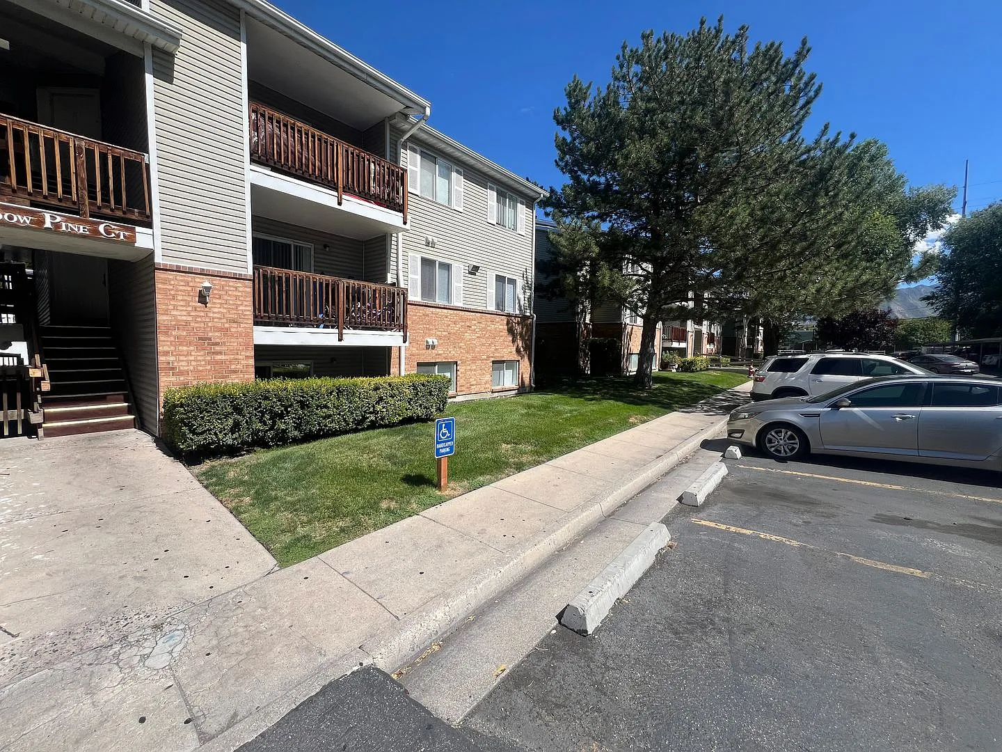 2 Bed 1 bath Apartment on quiet street — Photo 3
