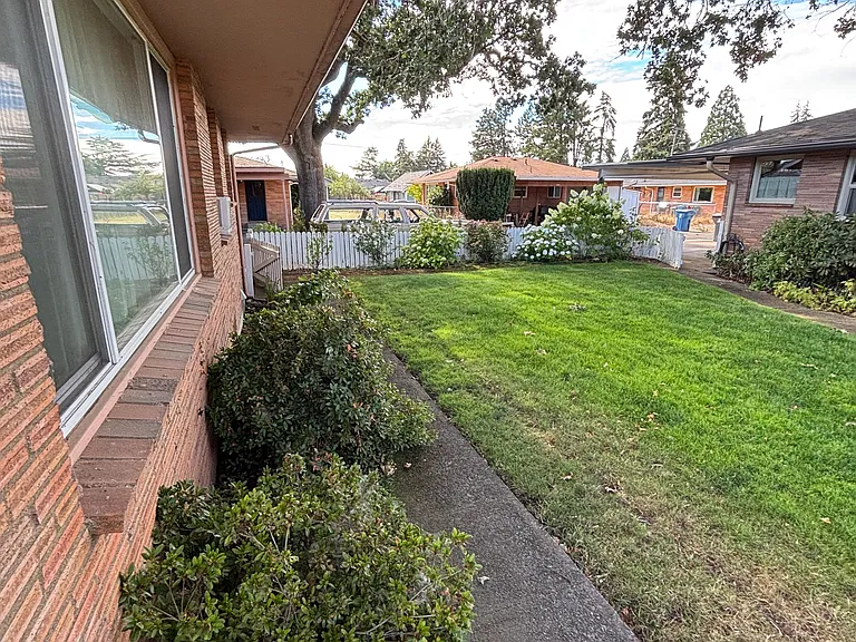 1143 17th St SE — Photo 8