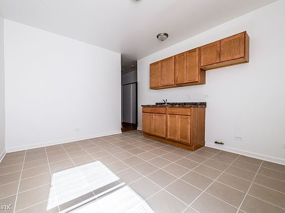 10719 S Calumet Ave Apartments Chicago Kitchen_03