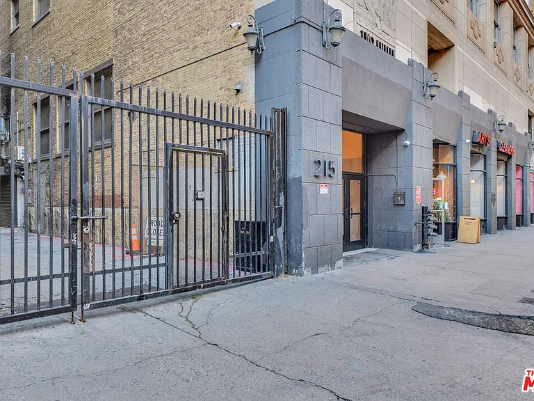 215 W 7th St #811 — Photo 40