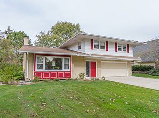2710 Briarwood Dr W, Arlington Heights, IL 60005