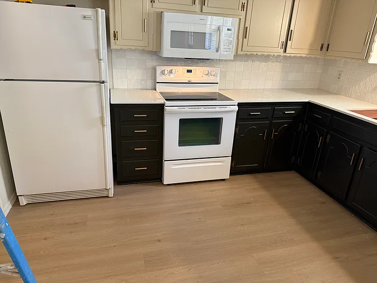407 E Mohr Ln — Photo 2