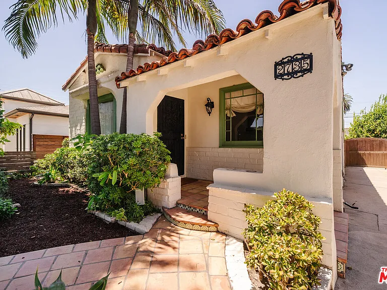 2735 Clyde Ave — Photo 4