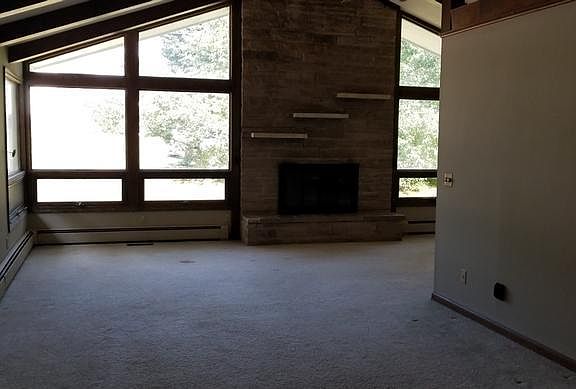 Living room w Fire Place