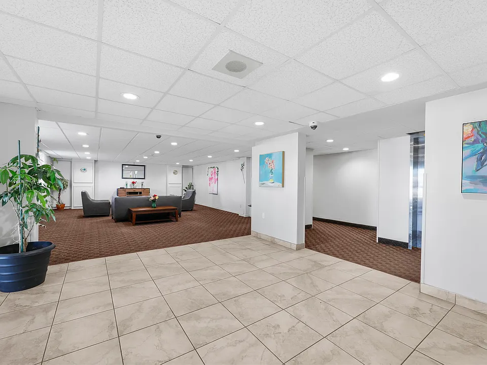 805 Grand Ave W