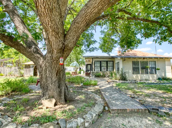 298 School St, Utopia, TX 78884