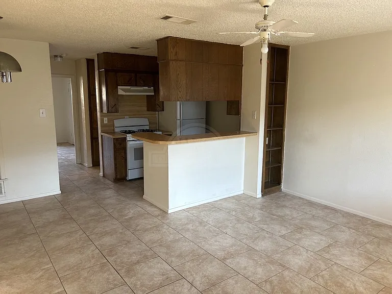 2210 Silverway Dr — Photo 2