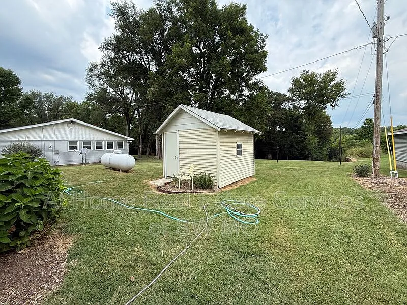 2 bed, 1.0 bath, 996 sqft, $925 — Photo 2