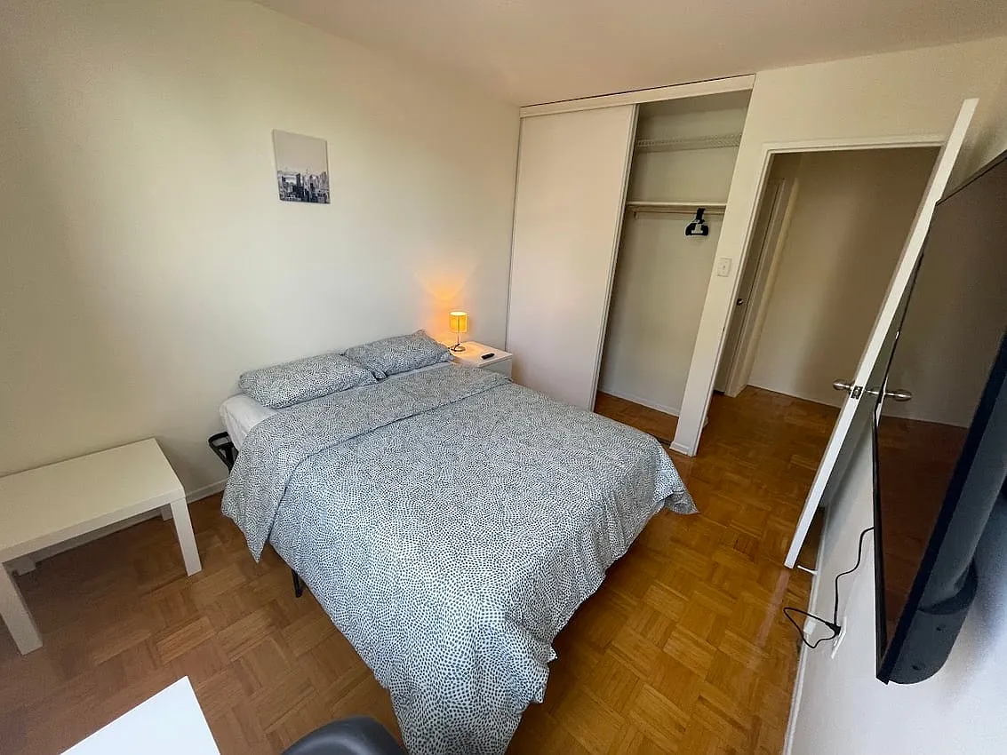 Deluxe Room - Carlton St & Homewood Ave — Photo 2