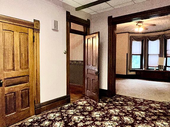 5th image of 1022 Bank St