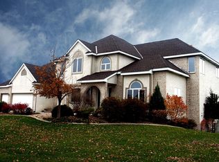 2 Red Barn Rd, North Oaks, MN 55127