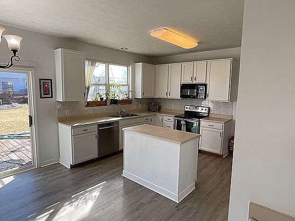 5th image of 6925 Smithfield Blvd