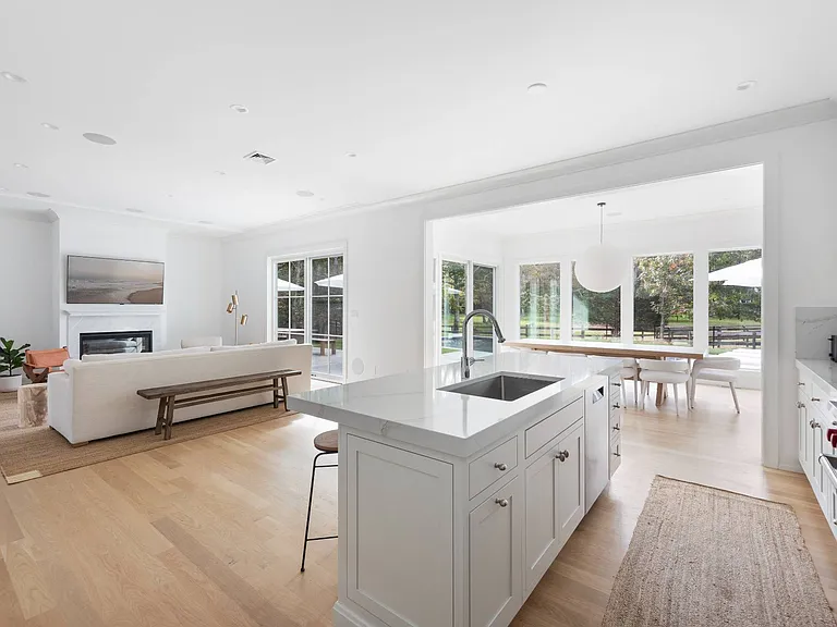 9 Rose Ave — Photo 6