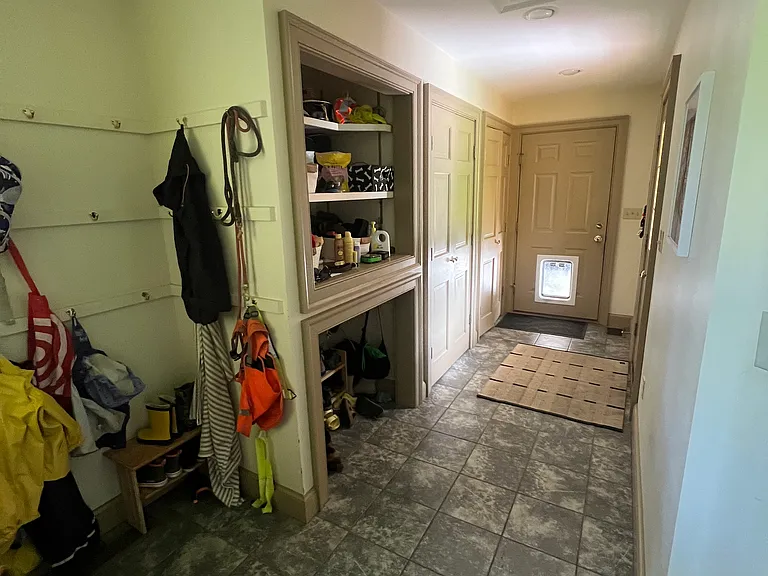 mud room/entrance from garage or front door
