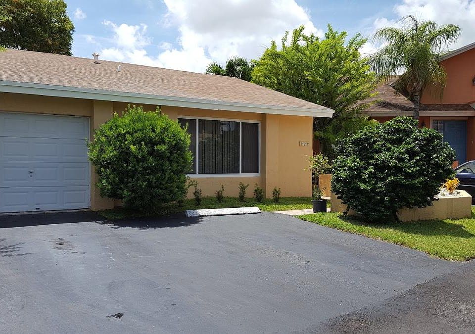 Front 3/2 w/ garage