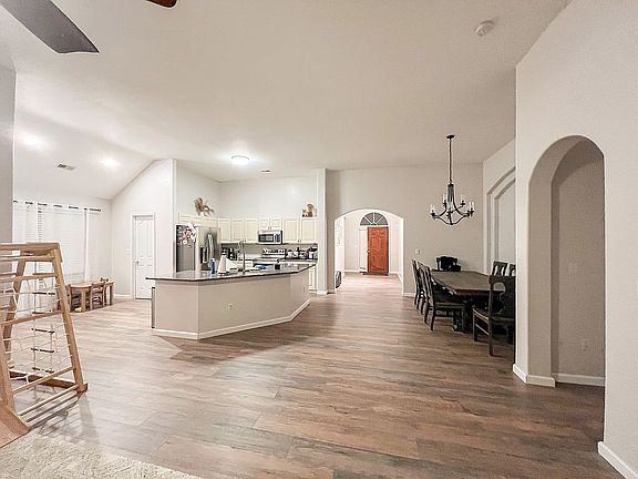 3rd image of 213 Collingwood Ln