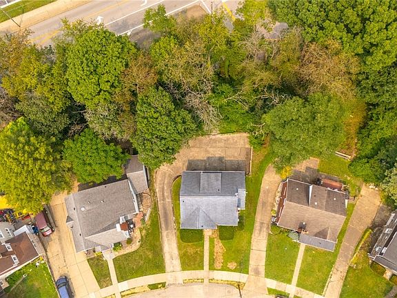 3rd image of 1496 Columbus Cir