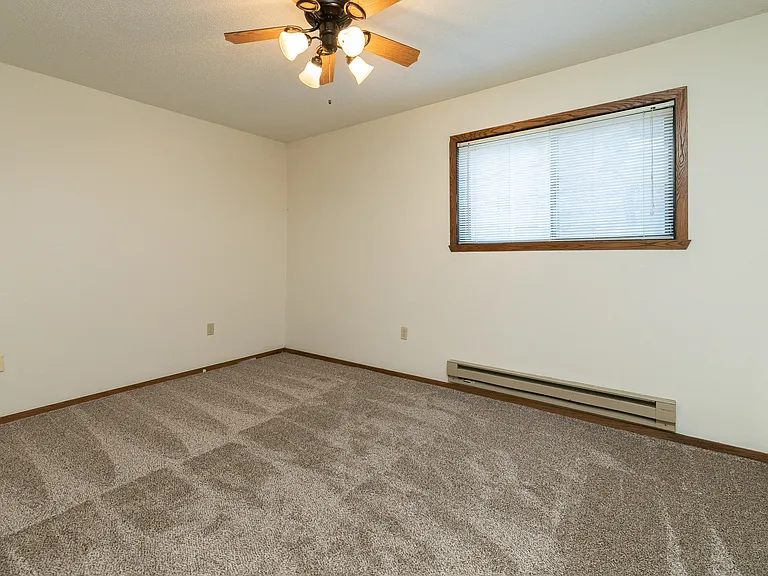 Fargo, ND Maplewood Bend Apartments | Bedroom