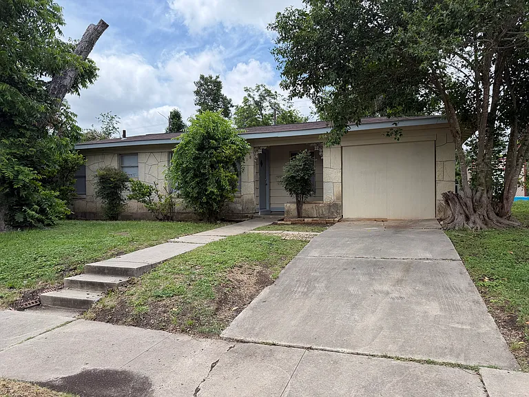518 Storeywood Dr — Photo 2