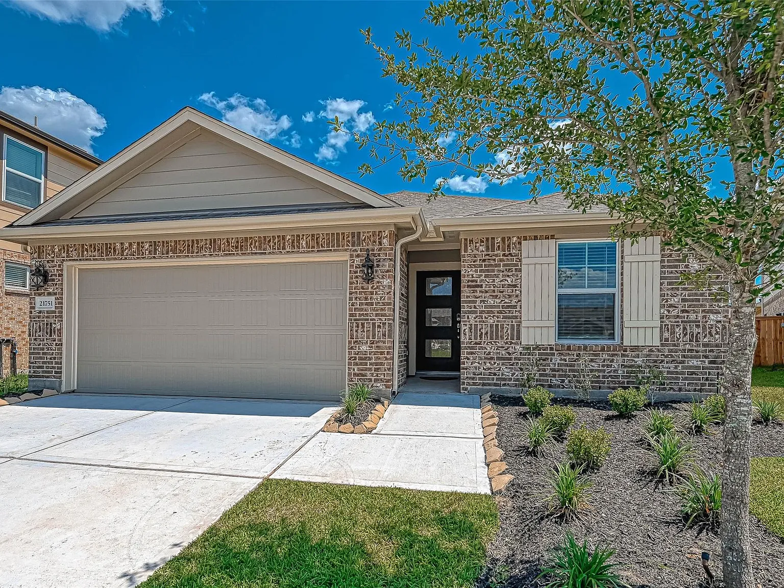 3 bed, 2.0 bath, 1688 sqft, $2,400 — Photo 3