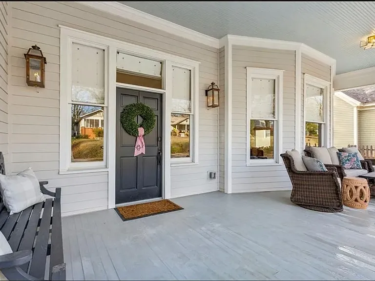 366 E Dixie Ave — Photo 2
