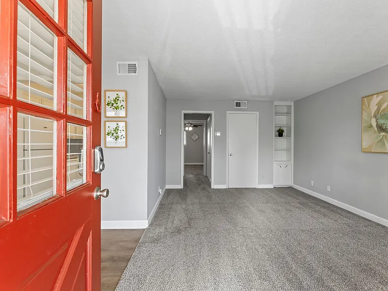 Beautiful Apartments in the heart of Brookside — Photo 24