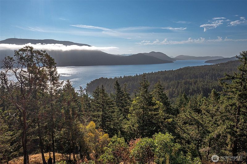 4th image of 404 Lookout Loop