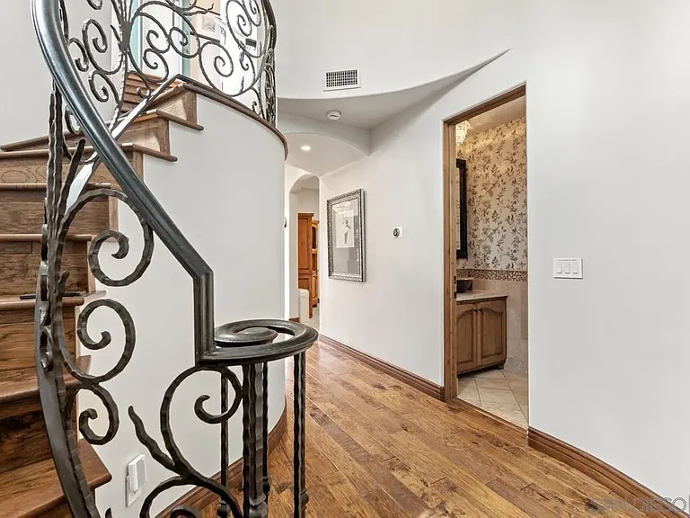 7964 Prospect Pl — Photo 6
