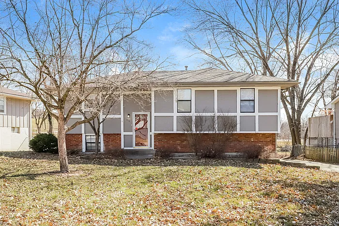 312 NE Lakeview Dr