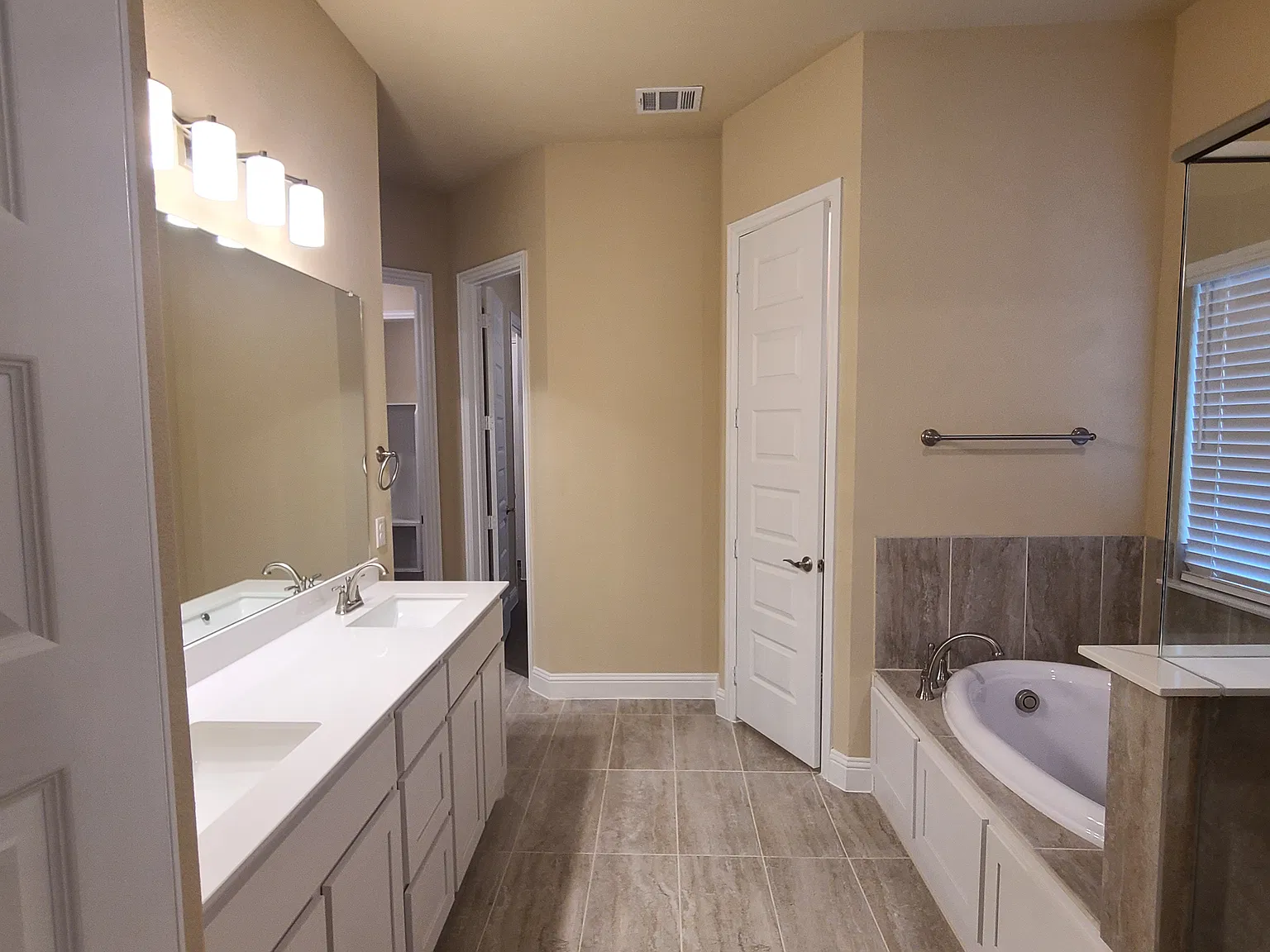 4 bed, 2190 sqft, $2,500 — Photo 4