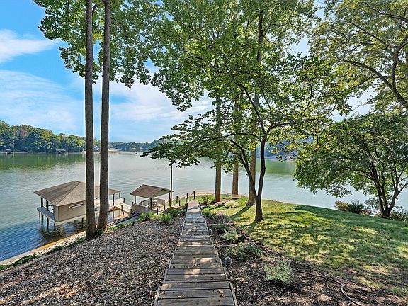 3rd image of 320 Hales Point Dr