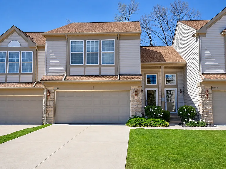 1257 N Yorkshire Dr — Photo 2