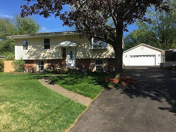 3rd image of 414 Pickett Ln