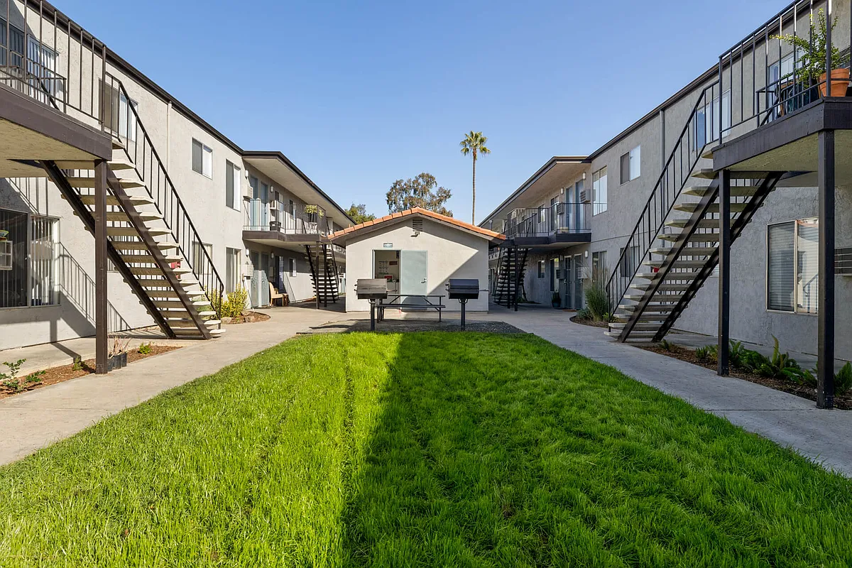 Building Photo - Valle at 9121 Kenwood