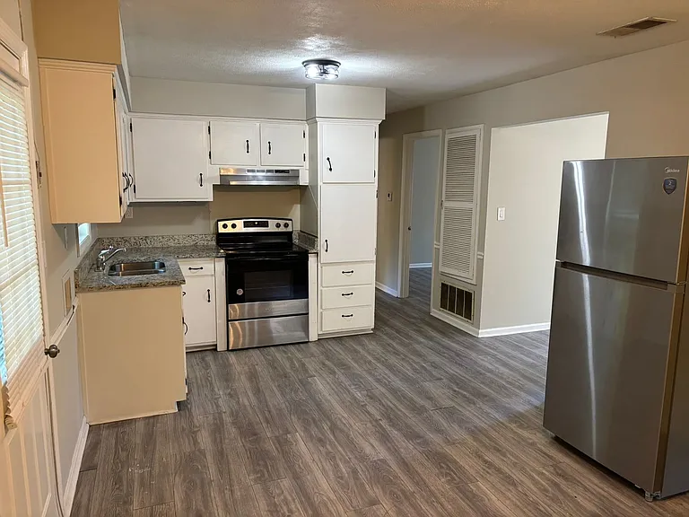 1507 Celia Dr — Photo 2