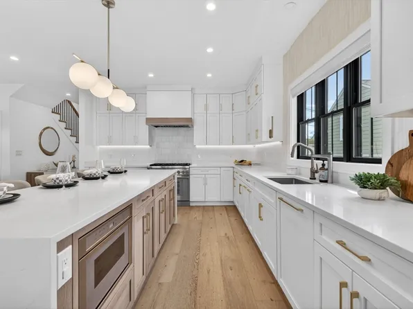 71 Cloverdale Rd, Newton, MA 02461