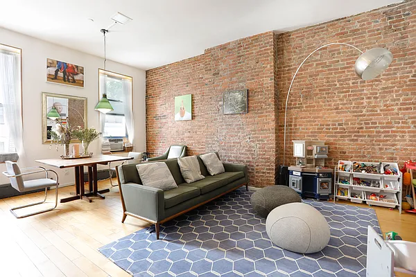 Rented by AVENUE 8 INC | media 4