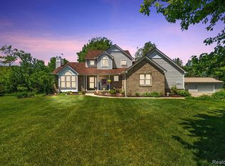 2867 Iris Ln, Hartland, MI 48353