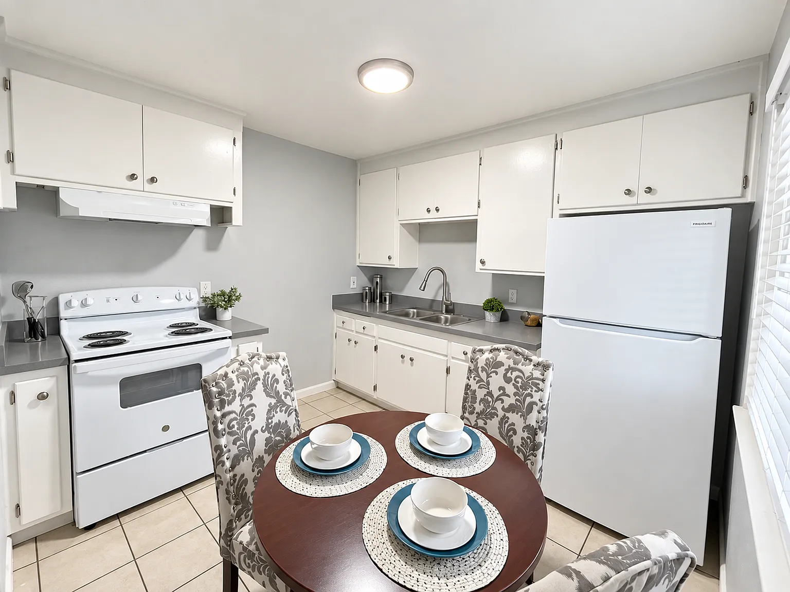 Lone Pine Apartments — Photo 4