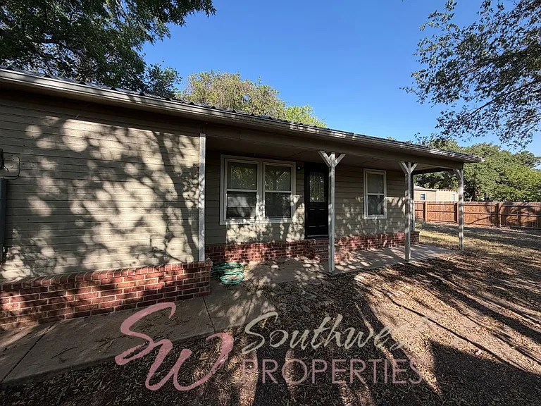 979 W Pecan St — Photo 3