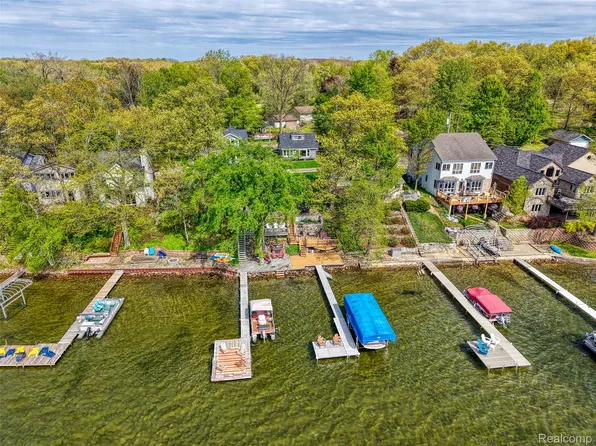7490 Noahs Lndg, Gregory, MI 48137