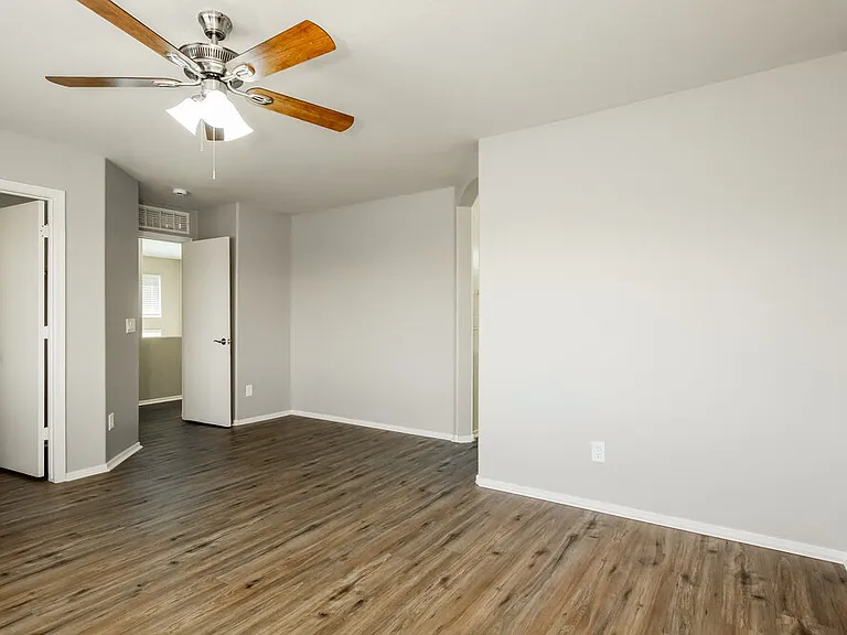 9313 S 35th Dr — Photo 9
